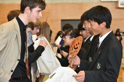 ウイノナ訪問団へお土産贈呈