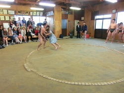 相撲体験(2)　「のこった　のこった」