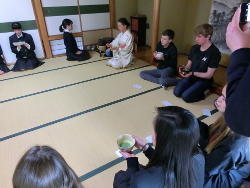 日本の茶道体験　In稲章会館　足がしびれました